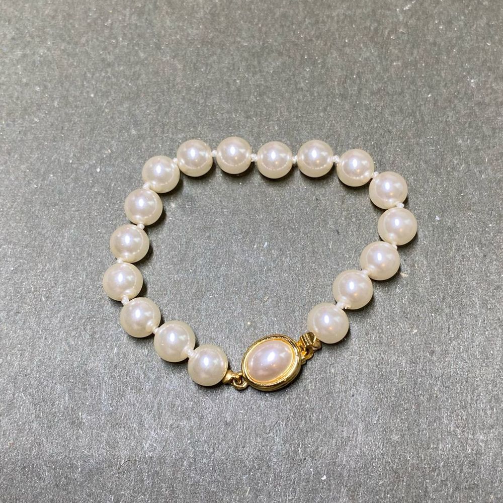 Faux Pearl bracelet with gold tone clasp